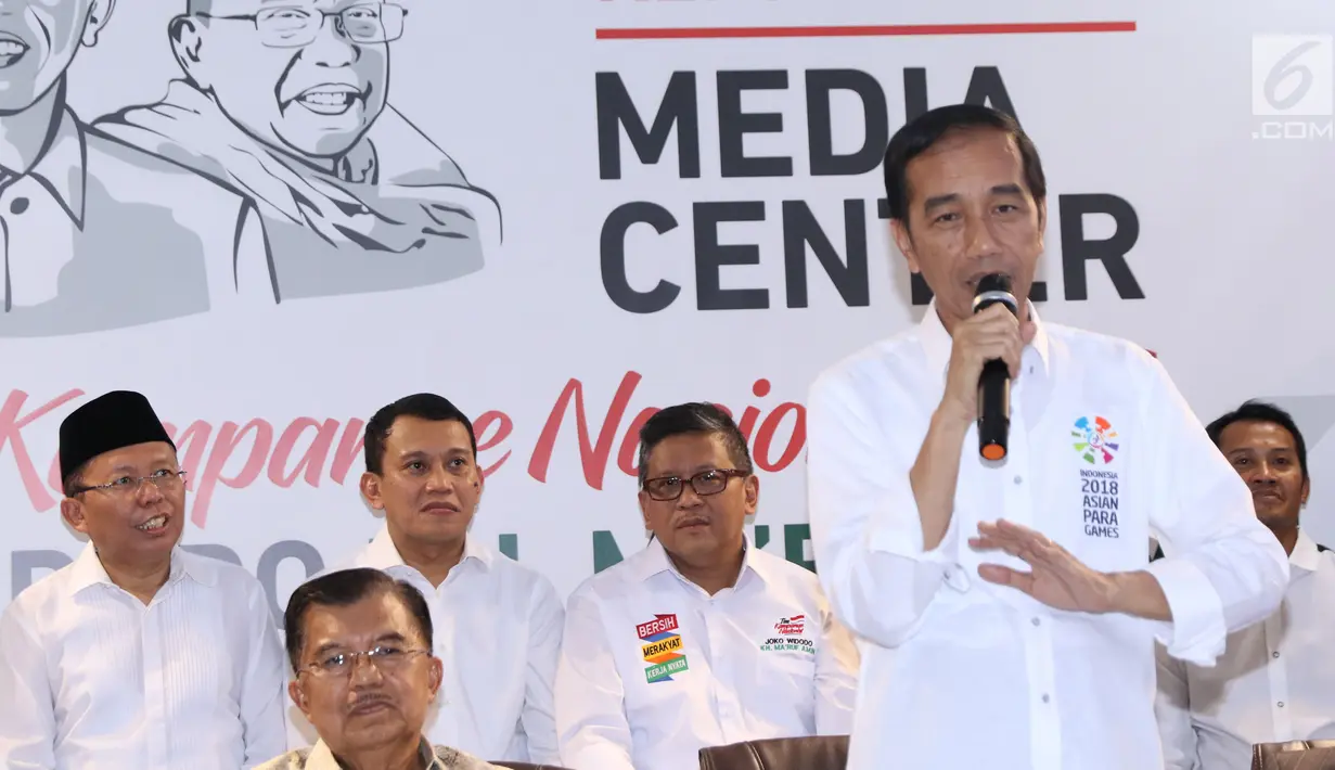 Bakal Calon Presiden petahana, Joko Widodo (berdiri) mengumumkan penetapan Ketua Dewan Pengarah Tim Kampanye dan Ketua Tim Kampanye Nasional Jokowi/Ma’ruf Amin  di Jakarta, Jumat (7/9). (Liputan6.com/Helmi Fithriansyah)