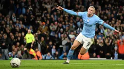 Pemain Manchester City, Erling Haaland melakukan selebrasi setelah mencetak gol pertama timnya ke gawang Burnley pada laga perempat final FA Cup 2022/2023 yang berlangsung di Etihad Stadium, Manchester, Minggu (19/03/2023) WIB. Haaland sukses mencetak hattrick untuk kemenangan 6-0 The Cityzens. (AFP/Oli Scarff)