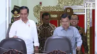 Presiden Joko Widodo didampingi Wakil Presiden Jusuf Kalla tiba untuk memimpin rapat terbatas di kantor presiden, Jakarta, Selasa (22/5). (Liputan6.com/Angga Yuniar)