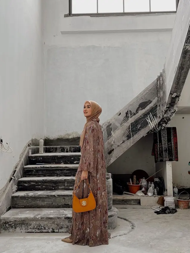 6 Gaya Berhijab Indah Nada Puspita yang Elegan Wajib Ditiru untuk Arisan Ramadan