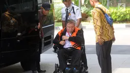 Dirut PT Wijaya Kusuma Emindao (WKE) Budi Suharto tiba di Gedung KPK, Jakarta, Senin (7/1). Budi datang menggunakan kursi roda dan rompi oranye. (Merdeka.com/Dwi Narwoko)