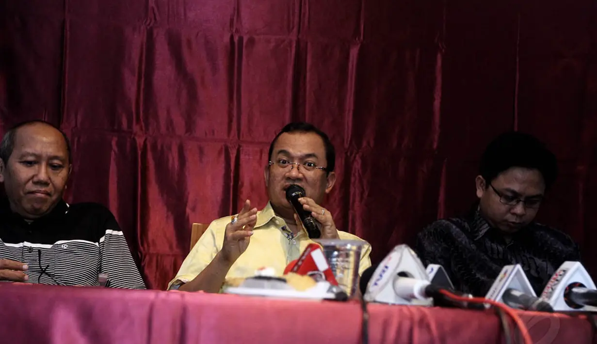 Selain Priyo, hadir dalam diskusi tersebut pengamat politik Lembaga Ilmu Politik Indonesia (LIPI) Ikrar Nusa Bhakti dan Burhanuddin Muhtadi, Jakarta, Minggu (16/11/2014). (Liputan6.com/Faizal Fanani)