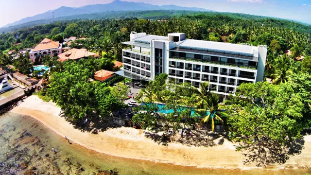 Aston Anyer Mendukung Pembangunan Kembali Pariwisata di Serang
