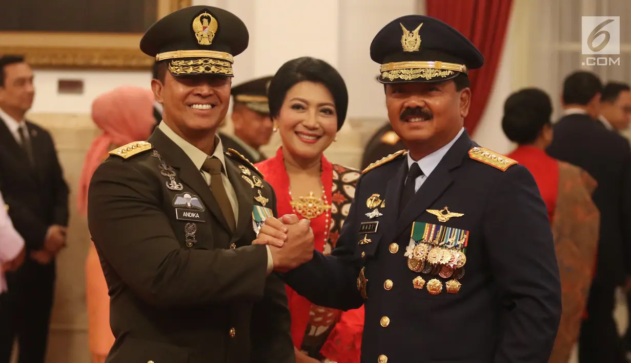 Letjen Andika Perkasa dan Panglima TNI Marsekal Hadi Tjahjanto melakukan salam komando seusai pelantikan sebagai Kepala Staf TNI Angkatan Darat (KSAD) di Istana Kepresidenan, Jakarta, Kamis (22/11). (Liputan6.com/Angga Yuniar)