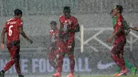 Para pemain Persiba Balikpapan saat melawan PS TNI di Stadion Pakansari, Bogor (5/5/2017). (Bola.om/Nicklas Hanoatubun)