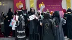 Wanita Afghanistan menggelar protes untuk hak-hak mereka di salon kecantikan di daerah Shahr-e-Naw Kabul pada 19 Juli 2023. (AFP Photo)