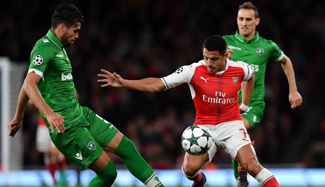 Pemain Arsenal, Alexis Sanchez, berusaha melewati pemain Ludogorets dalam laga Grup A Liga Champions di Stadion Emirates, Kamis (20/10/2016) dini hari WIB. (AFP/Ben Stansall)