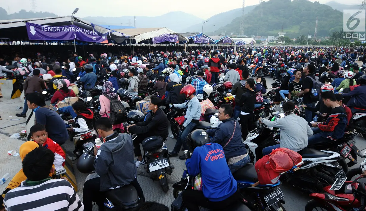 Pemudik menanti masuk ke dalam tenda antrean di dermaga 6 Pelabuhan Merak, Banten, Jumat (23/6). H-2 Lebaran 2017, ribuan pemudik bermotor memadati dermaga 6 Pelabuhan Banten. (Liputan6.com/Helmi Fithriansyah)