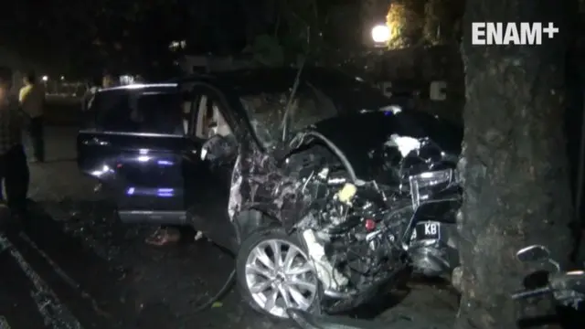 ENAM PLUS: Hilang Kendali, Minibus Hantam 4 Sepeda Motor