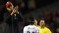 Pelatih Liverpool Jurgen Klopp memberikan salam kepada Suporterusai kalah dari Crystal Palace pada lanjutan Liga Premier Inggris di Stadion Anfield, Liverpool, Inggris, Minggu(8/11/2015) WIB.  (AFP Photo/Paul Ellis) 