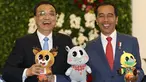 Presiden Joko Widodo memegang boneka maskot Asian Games 2018 saat berfoto bersama dengan Perdana Menteri China Li Keqiang di Istana Bogor (7/5). Pertemuan itu untuk menyepakati dua poin kerjasama. (AFP/Pool/Dita Alangkara)
