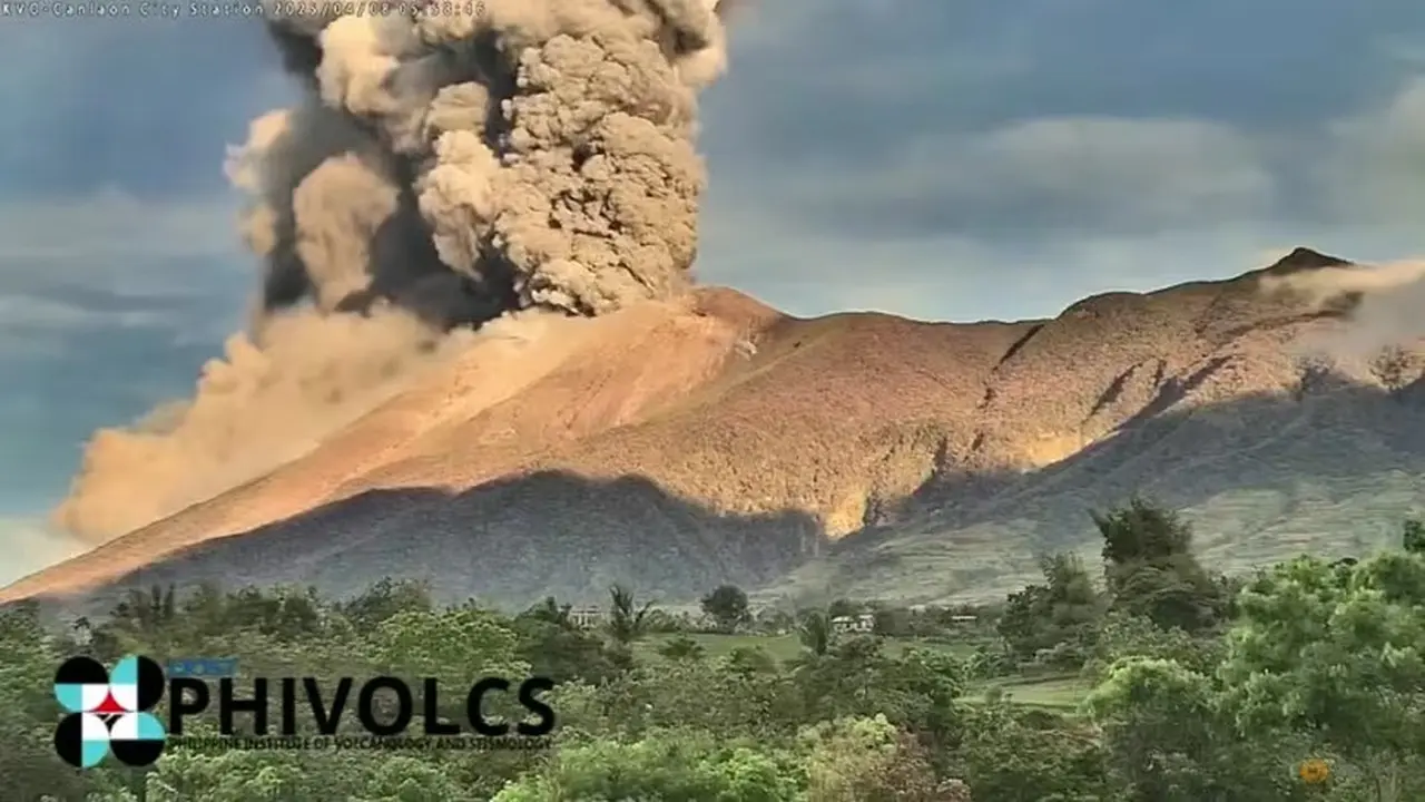 Tangkapan layar dari video yang menunjukkan letusan gunung berapi Kanlaon, dengan kolom abu naik 4 km ke langit. (Institut Vulkanologi dan Seismologi Filipina)