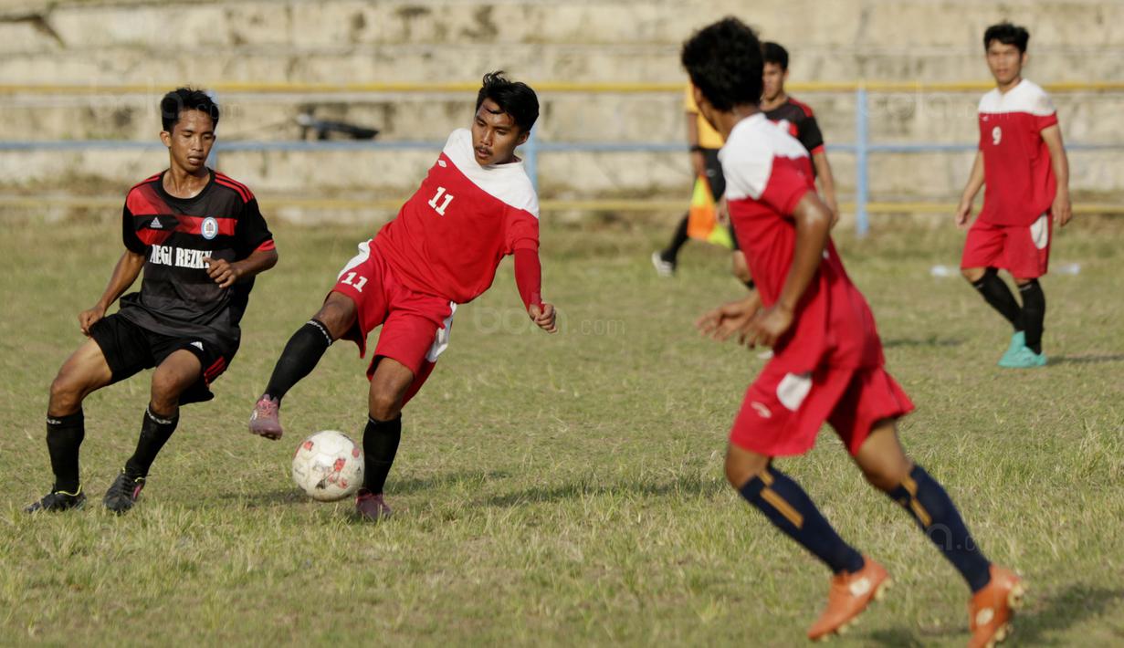 Kapten STIMED Nusa Palapa, Ari Eka, berusaha melewati pemain STKIP Mega Resky pada laga final Torabika Campus Cup 2017 di Stadion UNM, Makassar, Kamis, (19/10/2017). STIMED Nusa Palapa menang adu penalti atas STKIP Mega Resky. (Bola.com/M Iqbal Ichsan)