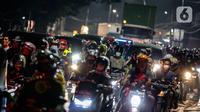 Pemudik yang menggunakan sepeda motor melewati Jalan Dr. H Juanda, Bekasi, Jawa Barat, (29/4/2022). Pada H-3 Idul Fitri 1443 H Pemudik yang menggunakan sepeda motor memadati bekasi untuk menggunakan jalur pantura untuk sampai ke kampung halaman. (Liputan6.com/ Johan Tallo)