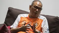 Calon Ketua Umum PSSI, Rahim Soekasah, menjawab pertanyaan saat wawancara eksklusif di Jakarta, Selasa (16/10). Chairman Brisbane Roar ini menjadi satu dari delapan calon yang lolos seleksi. (Bola.com/Vitalis Yogi Trisna)