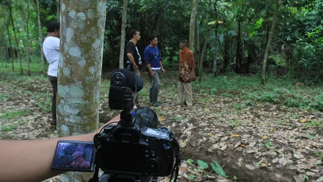 Pembuatan film dokumenter konflik tanah dan reforma agraria di Kecamatan Cimanggu, Cilacap, kerja sama AJI Kota Purwokerto dengan CLC Purbalingga dan STAM. (Foto: Liputan6.com/Kukuh-Muhamad Ridlo)