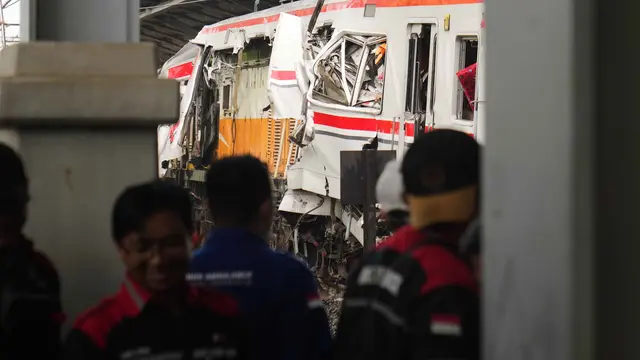 Ditabrak Argo Bromo Anggrek, Gerbong Khusus Wanita KRL Commuter Hancur