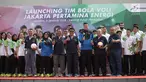 Tim bola voli putra dan putri Jakarta Pertamina Energi serta pejabat Pertamina berfoto bersama saat launching di Kantor Pusat Pertamina, Jakarta, Jumat (5/1). (Liputan6.com/Arya Manggala)
