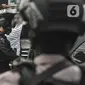 Tim Gegana mengamankan barang bukti dari penggerebekan rumah milik terduga teroris di kawasan Condet, Jakarta, Senin (29/3/2021). Barbuk antara lain 5 bom aktif dan jenis bom sumbu yang siap digunakan, 5 toples bahan peledak serta bom yang siap digunakan seberat 1,5 kg. (merdeka.com/Iqbal S Nugroho)