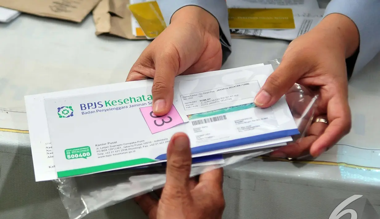 Pemberian Kartu Indonesia Sehat dan Kartu Indonesia Pintar di Jakarta, Senin (3/11/2014) adalah pelaksanaan program yang telah dijanjikan Jokowi saat kampanye. (Liputan6.com/Johan Tallo)