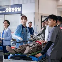 Potongan scene dalam serial "Dr. Romantic 3". (Foto: Disney+ Hotstar Indonesia)