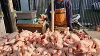 kenaikan harga daging ayam telah mengalami kenaikan hingga empat kali dalam dua pekan terakhir. Awalnya daging ayam diperdagangakan di angka Rp 28 – 30 Ribu, kemudian naik di kisaran angka Rp 30-32 ribu per kilogram.(Liputan6.com/Jayadi Supriadin)