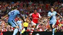Penyerang Arsenal, Alexis Sanchez (tengah), mencoba menembus kawalan dua pemain Manchester City, Martin Demichelis (kiri) dan James Milner, dalam laga lanjutan Liga Primer Inggris di Stadion Emirates, London, (13/9/2014). (REUTERS/Eddie Keogh) 