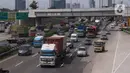 Kendaraan melaju di tol Jakarta-Merak, Tangerang, Sabtu (18/12/2021). Pemerintah menerapkan sejumlah syarat perjalanan darat bagi penumpang atau pengguna moda transportasi darat selama libur Natal dan Tahun Baru 2022 (Nataru), salah satunya menunjukkan kartu vaksin. (Liputan6.com/Angga Yuniar)