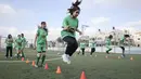 Sejumlah pesepak bola putri klub Beit Umar Palestina melakukan loncatan saat mengikuti sesi latihan di sebuah lapangan di Kota Hebron. (AFP/Hazem Bader)