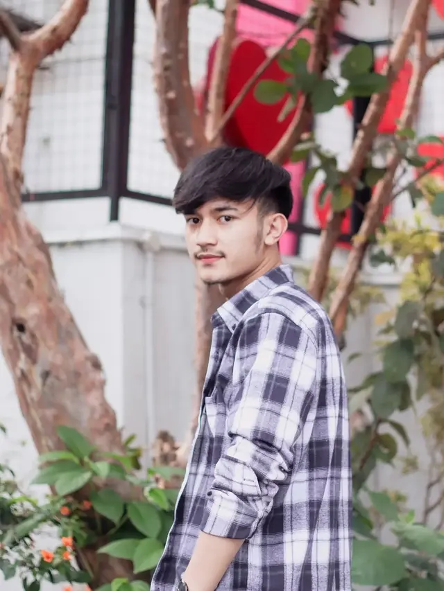 6 Potret Rivaldi, YouTuber yang Dikabarkan Dekat dengan Mayang Adik Vanessa Angel