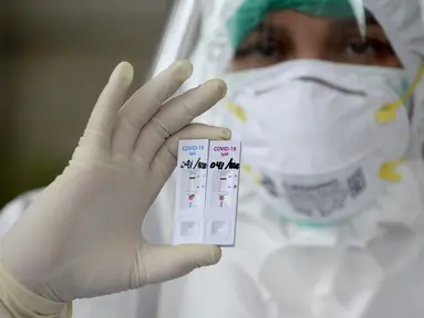 Petugas medis menunjukkan sampel darah saat screening test virus corona COVID-19 di Pasar Modern BSD, Tangerang Selatan, Banten, Selasa (21/4/2020). Screening test pendeteksi dini tersebut dilakukan di 12 lokasi di Tangerang Selatan untuk menanggulangi COVID-19. (merdeka.com/Dwi Narwoko)