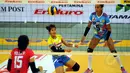Tim putri Jakarta PGN Popsivo, Dewi Wulandari (tengah) berusaha menahan bola saat laga melawan Jakarta Electric PLN di Pertamina Proliga 2015, Dome Balikpapan, (8/2/2015). Jakarta PGN Popsivo unggul 3-2. (Liputan6.com/Helmi Fithriansyah)