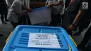 Petugas menurunkan boks berisi alat bukti berkaitan dengan Perselisihan Hasil Pemilihan Umum (PHPU) 2019 di gedung Mahkamah Konstitusi (MK), Jakarta, Rabu (12/6/2019). KPU mulai menyerahkan draf jawaban dan alat bukti terkait gugatan sengketa hasil pemilu di MK. (merdeka.com/Imam Buhori)