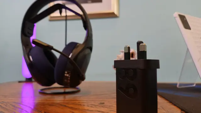 Peripherals Gaming dari Lenovo dan Charger Legion Tab saat acara pengenalan di Jakarta.