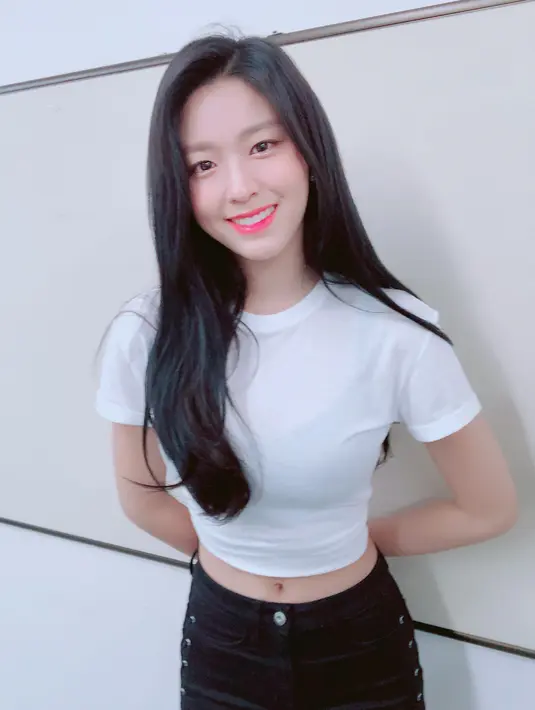 Hal itu dapat dilihat dari proporsi tubuh dan kepala yang tak seimbang. Para penggemar juga melihat bentuk tubuh Seolhyun dalam foto itu tak sama dengan aslinya. (Foto: instagram.com/sh_9513)