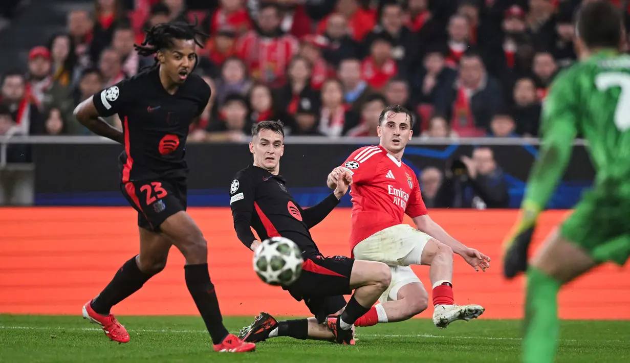 Kedua tim berupaya mencetak gol. (Patricia DE MELO MOREIRA/AFP)