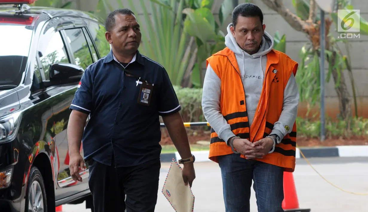 Staf PT INTI Taswin Nur (kanan) bersiap menjalani pemeriksaan perdana setelah terjaring OTT di gedung KPK, Jakarta, Kamis (8/8/2019). Taswin Nur diperiksa sebagai tersangka kasus dugaan korupsi pengadaan pekerjaan Baggage Handling System (BHS) di PT Angkasa Pura Properti. (merdeka.com/Dwi Narwoko)