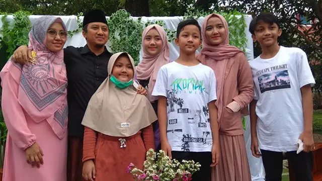 Ustaz Yusuf Mansur dan keluarganya