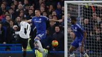 Gelandang Everton, Kevin Mirallas (kiri), melepaskan tembakan yang membobol gawang Chelsea pada laga Premier League di Stamford Bridge, London, Sabtu (16/1/2016) malam WIB. (AFP/Adrian Dennis)