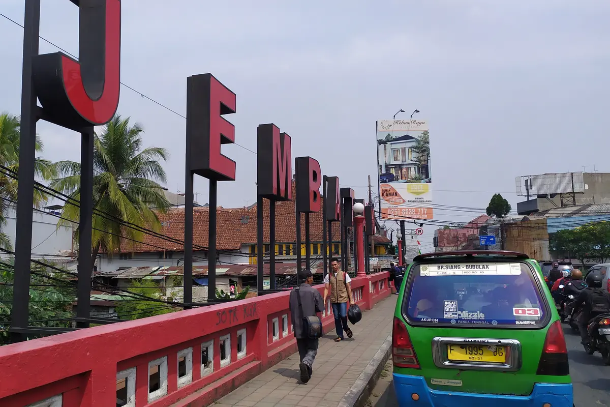 Seorang siswi di Kota Bogor, Jawa Barat mencoba bunuh diri dengan terjun ke Sungai Cipakancilan yang melintas di Jalan Kapten Muslihat, Selasa (3/9/2019).