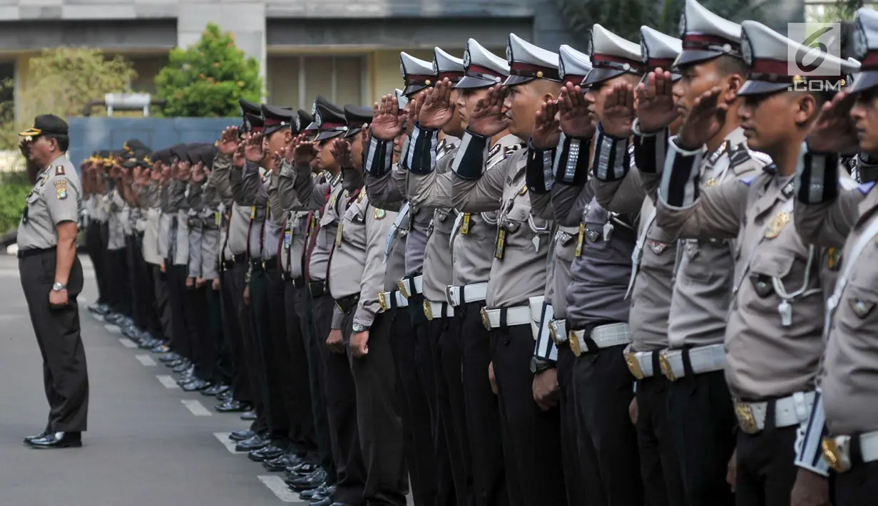 Anggota kepolisian memberi hormat saat peluncuran program Gerakan Stabilitas Pangan di Polda Metro Jaya, Kamis (8/6). Kegiatan yang digelar Bulog dan Kemendag itu untuk menjaga stabilitas harga sembako menjelang Idul Fitri. (Liputan6.com/Yoppy Renato)
