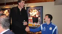 Foto Bareng Eks Bintang NBA, Messi Tampak Sangat Pendek 