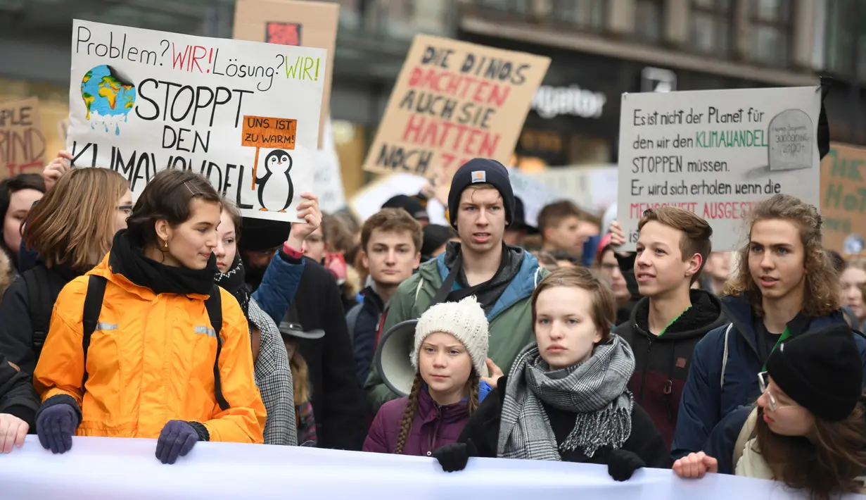 Aktivis iklim asal Swedia, Greta Thunberg (tengah) saat berunjuk rasa di Hamburg, Jerman, Jumat (1/3). Thunberg menjadi wajah aksi protes generasinya yang menuntut perlindungan iklim yang lebih baik. (Daniel Reinhardt/dpa via AP)