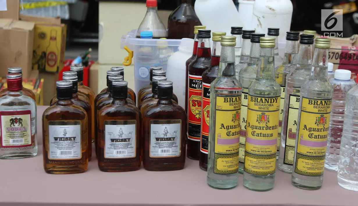 Barang bukti miras diperlihatkan saat rilis di Polres Metro Jakarta Utara, Jumat (6/4). Petugas juga menyita 1 buah tangki air tempat alkohol, 2 buah jerigen berisi alkohol, label miras, dan bahan-bahan untuk pembuatan miras. (Liputan6.com/Arya Manggala)