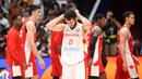 Pebasket Spanyol, Alex Abrines, tampak kecewa setelah ditaklukkan Kanada pada laga FIBA World Cup 2023 di Indonesia Arena, Minggu (3/9/2023). Kanada menang dengan skor 88-85. (Bola.com/M Iqbal Ichsan)