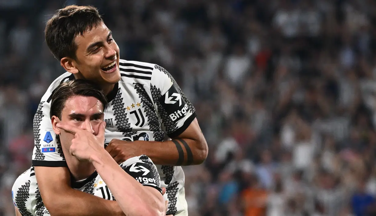 <p>Penyerang Juventus, Dusan Vlahovic berselebrasi dengan rekannya Paulo Dybala usai mencetak gol ke gawang Lazio pada pertandingan lanjutan Liga Serie A Italia di &ldquo;Stadion Allianz&rdquo; di Turin, Selasa (17/5/2022). Juventus bermain imbang atas Lazio 2-2. (AFP/MARCO BERTORELLO)</p>