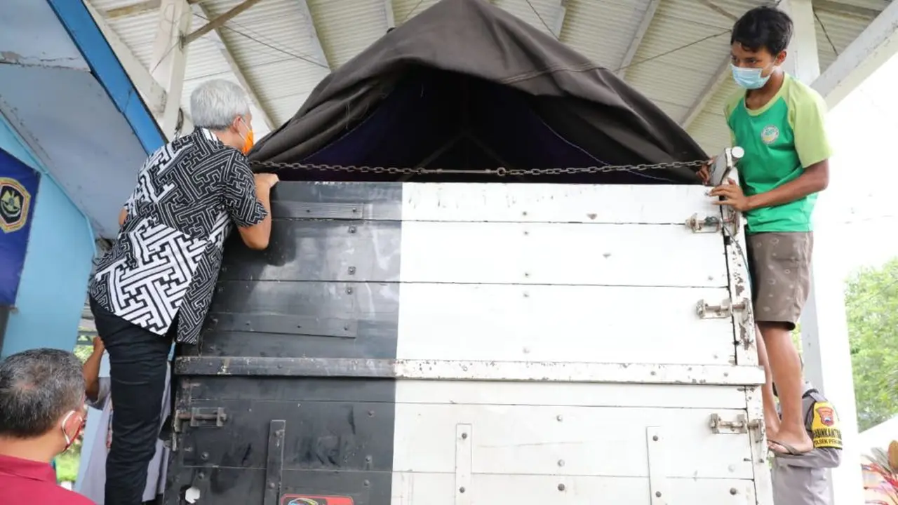 Gubernur Jawa Tengah Ganjar Pranowo mengecek posko penyekatan mudik di Ajibarang, Banyumas, Jawa Tengah. (Foto: Liputan6.com/Humas Pemkab Banyumas)