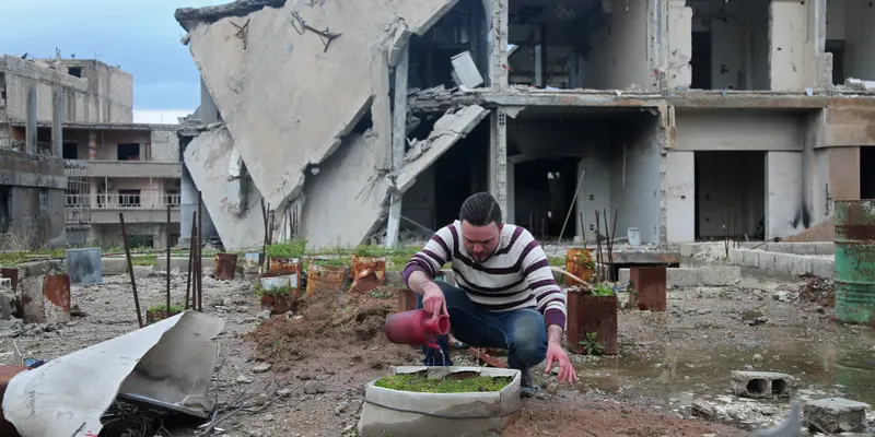 Akibat Perang, Pemuda Suriah Ini Bercocok Tanam di Atap Gedung Rusak