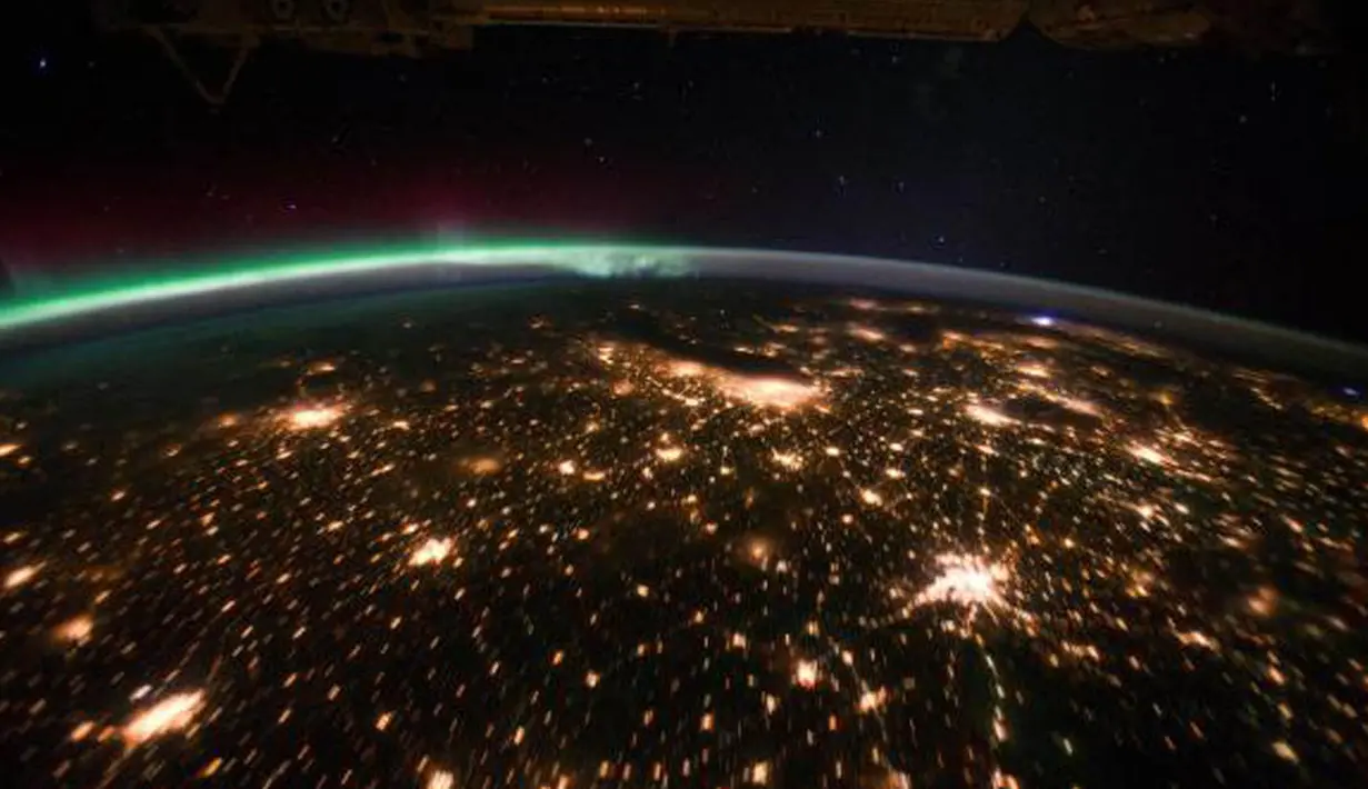 Midwestern Amerika Serikat juga terlihat indah di malam hari dengan Aurora Borealis (REUTERS/NASA)