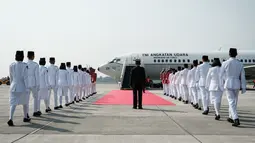 Sementara itu, di area lapangan terbang, satu unit pesawat TNI Angkatan Udara jenis Boeing 737-400 siap mengangkut rombongan kirab menuju Ibu Kota Nusantara (IKN). (Yasuyoshi CHIBA / AFP)